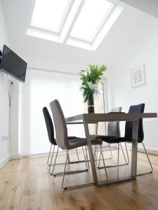 a dining room with a table and chairs at The Courtyard, 4 - Bed, Sleeps 6, Pets Welcome in Ulverston