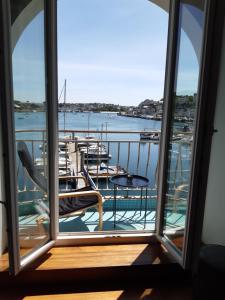 a balcony with a view of a marina at appartement vue mer in Audierne