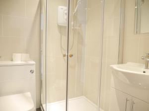 La salle de bains est pourvue d'une douche, de toilettes et d'un lavabo. dans l'établissement The Gill Gardens Penthouse, Ulverston - Lake District, à Ulverston