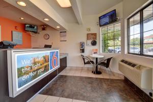 a waiting room with a television and a small table at Motel 6-Wethersfield, CT - Hartford in Wethersfield +36 photos