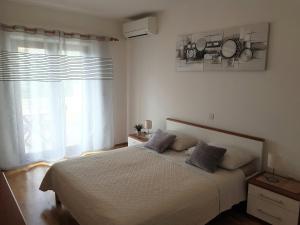 Säng eller sängar i ett rum på Apartments Huljić