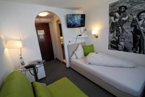 A bed or beds in a room at Hotel-Garni Fels