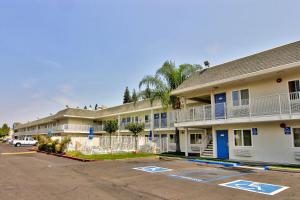 a row of apartment buildings with a parking lot at Motel 6-Sacramento, CA - South Sacramento and Elk Grove in Sacramento