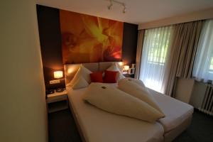 Postel nebo postele na pokoji v ubytování Hotel-Garni Fels