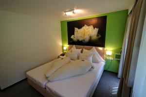 Postel nebo postele na pokoji v ubytování Hotel-Garni Fels