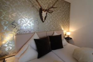 Postel nebo postele na pokoji v ubytování Hotel-Garni Fels