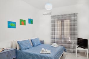 パレルモにあるZagarellai apartment alla Kalsa Fast wi-fiのベッドルーム1室(ベッド1台、白いタオル2枚付)