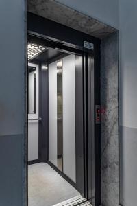 una porta dell'ascensore in un edificio con specchio di Zagarellai apartment alla Kalsa Fast wi-fi a Palermo