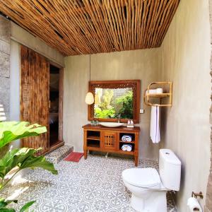 Ett badrum på Premadhan Cottage Canggu