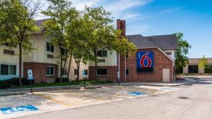 a building with a fedex sign in front of it at Motel 6-Arlington Heights, IL - Chicago North Central in Arlington Heights