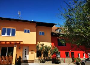 ein rotes und orangefarbenes Haus mit einem roten in der Unterkunft Hotel Goldene Krone in Mistelbach