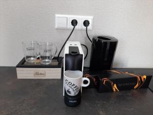 Příslušenství pro přípravu čaje a kávy v ubytování Slaperij Salud! Studios & appartementen