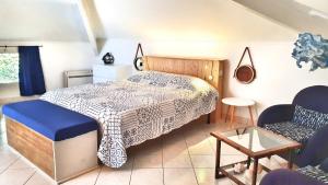 a bedroom with a bed and a table and chairs at Ca dell'acciuga in Cervo