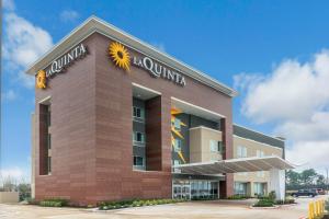 un edificio con un girasol en la parte delantera en La Quinta Inn and Suites by Wyndham Houston Spring South, en Spring