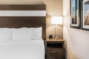 La Quinta Inn and Suites by Wyndham Houston Spring South房間的床