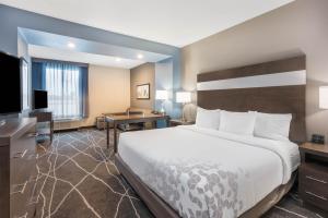 La Quinta Inn and Suites by Wyndham Houston Spring South房間的床