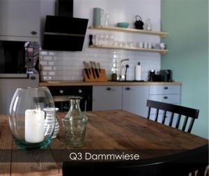 Dachstein 7 في غوساو: مطبخ مع طاولة خشبية عليها شمعة