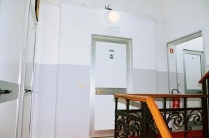 un couloir avec deux miroirs et une porte blanche dans l'établissement Hotel New Milan, à Milan