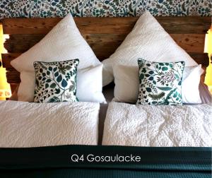 sypialnia z łóżkiem z poduszkami w obiekcie Dachstein 7 w mieście Gosau