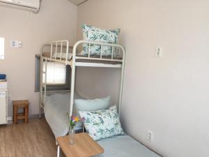 Postel nebo postele na pokoji v ubytování Inside Busan Hostel
