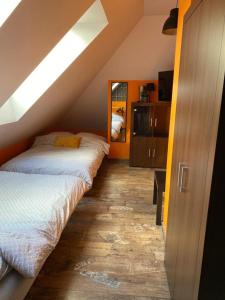 Cama o camas de una habitación en APARTAMENT FAMILIJNY KRYNICA MORSKA - 10 osób 2 poziomy 2 łazienki kuchnia