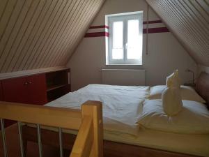 Muhr amSeeにあるFerienwohnungen Schlossblickのベッドルーム1室(大型ベッド1台、窓付)