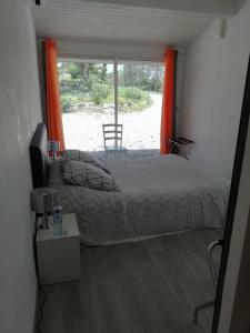 Кровать или кровати в номере La Pinède du Lac