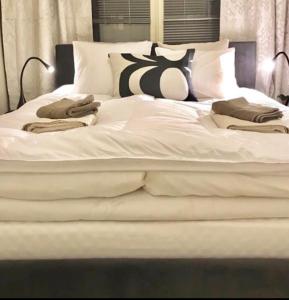 Cama ou camas em um quarto em Garden City Apartment, Helsinki - Vantaa Airport