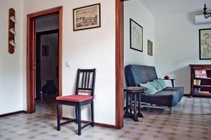 - un salon avec une chaise et un canapé dans l'établissement Cedro del Libano, à Castiglioncello