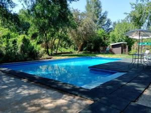 A piscina localizada em Hostal & Loft El Laurel Temuco ou nos arredores