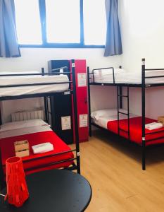 Postel nebo postele na pokoji v ubytování Bilbao Akelarre Hostel