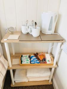 un estante con una cafetera y otros artículos en él en Cambrian House, en Llangollen
