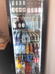 una nevera llena de diferentes tipos de bebidas en Cambrian House, en Llangollen