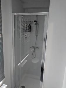 Ένα μπάνιο στο Fully equipped 1 bed flat in Croydon