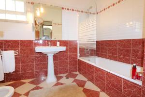 ein Badezimmer mit einem Waschbecken, einem WC und einer Badewanne in der Unterkunft Villa Nataliza 172- Clever Details in Vilamoura