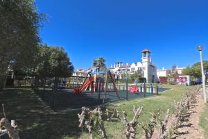 einen Spielplatz mit Rutsche in einem Park in der Unterkunft Villa Nataliza 172- Clever Details in Vilamoura