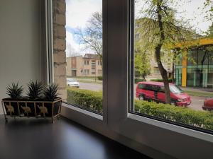 Habitación con 2 ventanas y vistas a la calle. en Apartment For You en Šiauliai