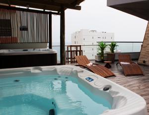 ein Whirlpool auf dem Dach eines Gebäudes in der Unterkunft Hotel Clipperton in Veracruz