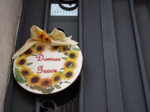 un pastel en una puerta con girasoles. en Domus Grace en Catania