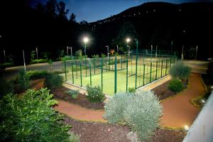 un parque con pista de tenis por la noche en Finca Los Olivos, en Alcalá del Júcar