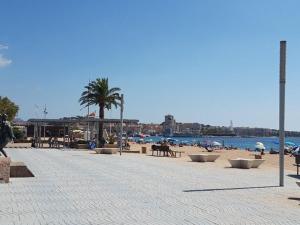 una spiaggia con tavoli e sedie e persone sulla spiaggia di Fréjus plage a Fréjus