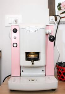 una máquina de coser rosa y blanca sentada en una mesa en ZazzamitaHouse, en Catania