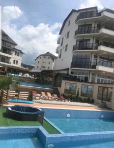 a swimming pool in front of a building at Ogi & Una Premijer 42 in Kopaonik