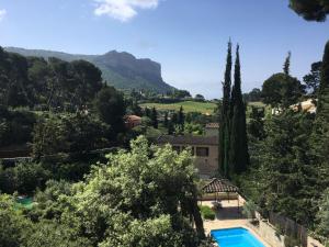 a villa with a swimming pool in the hills at BY Cassis chambre privée dans maison familiale in Cassis