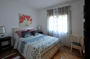 Un dormitorio con una cama grande y una ventana en Apartamento Mar y Montaña, en Argentona