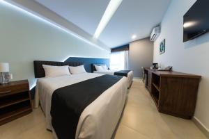 Habitación de hotel con 2 camas y ventana en Hotel Clipperton en Veracruz