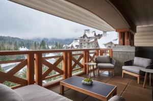 En balkong eller terrasse på Four Seasons Resort Whistler