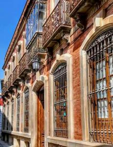 un edificio con un balcón en el lateral. en Hotel Ordóñez Sandoval, en Úbeda