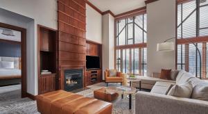 Four Seasons Resort Whistler tesisinde bir oturma alanı