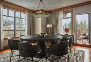 una sala da pranzo con tavolo e sedie di Four Seasons Resort Whistler a Whistler